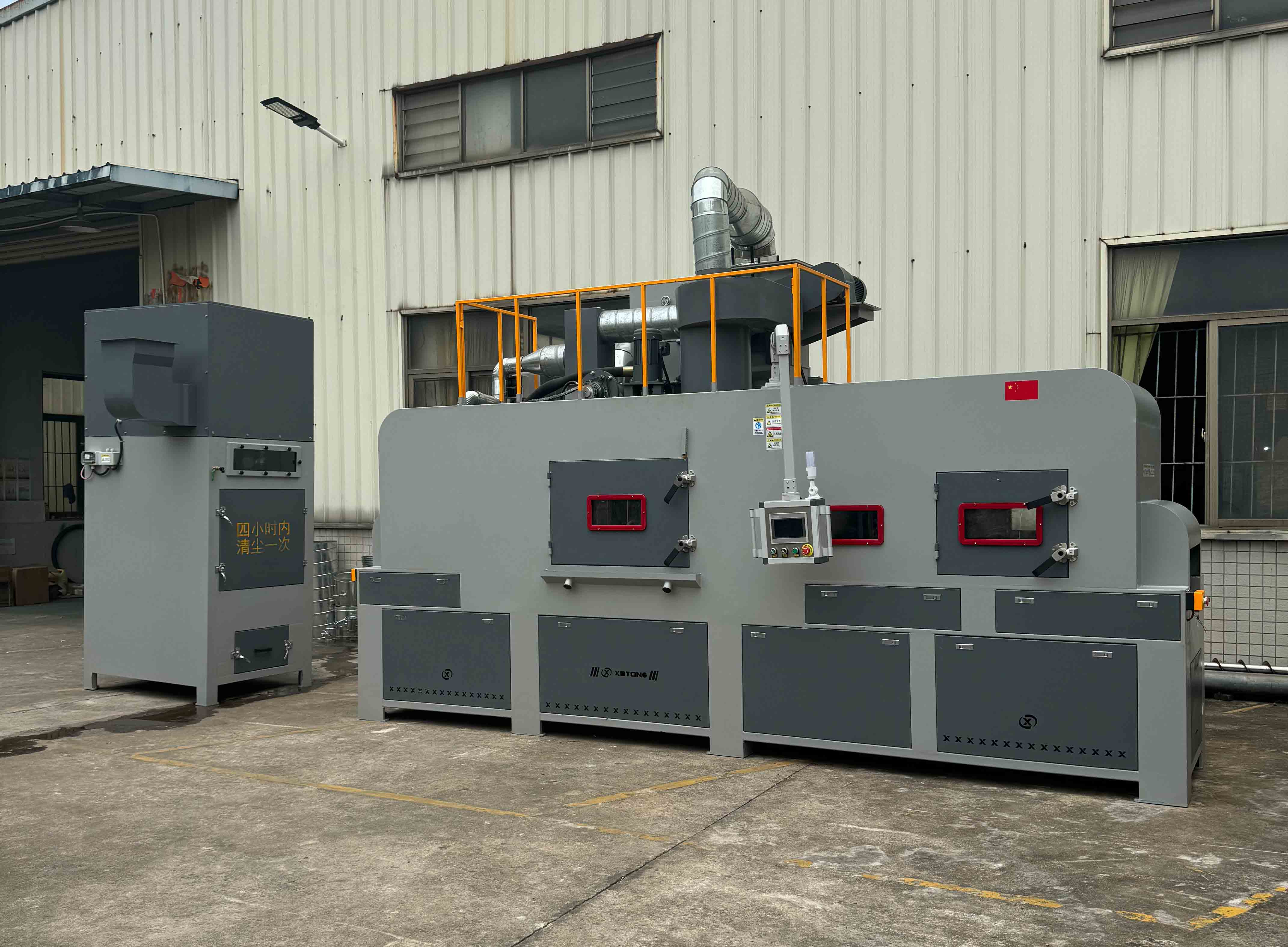 深圳鑫百通(XBTONG)噴砂機生產廠家制造的輸送式自動噴砂機實拍圖片