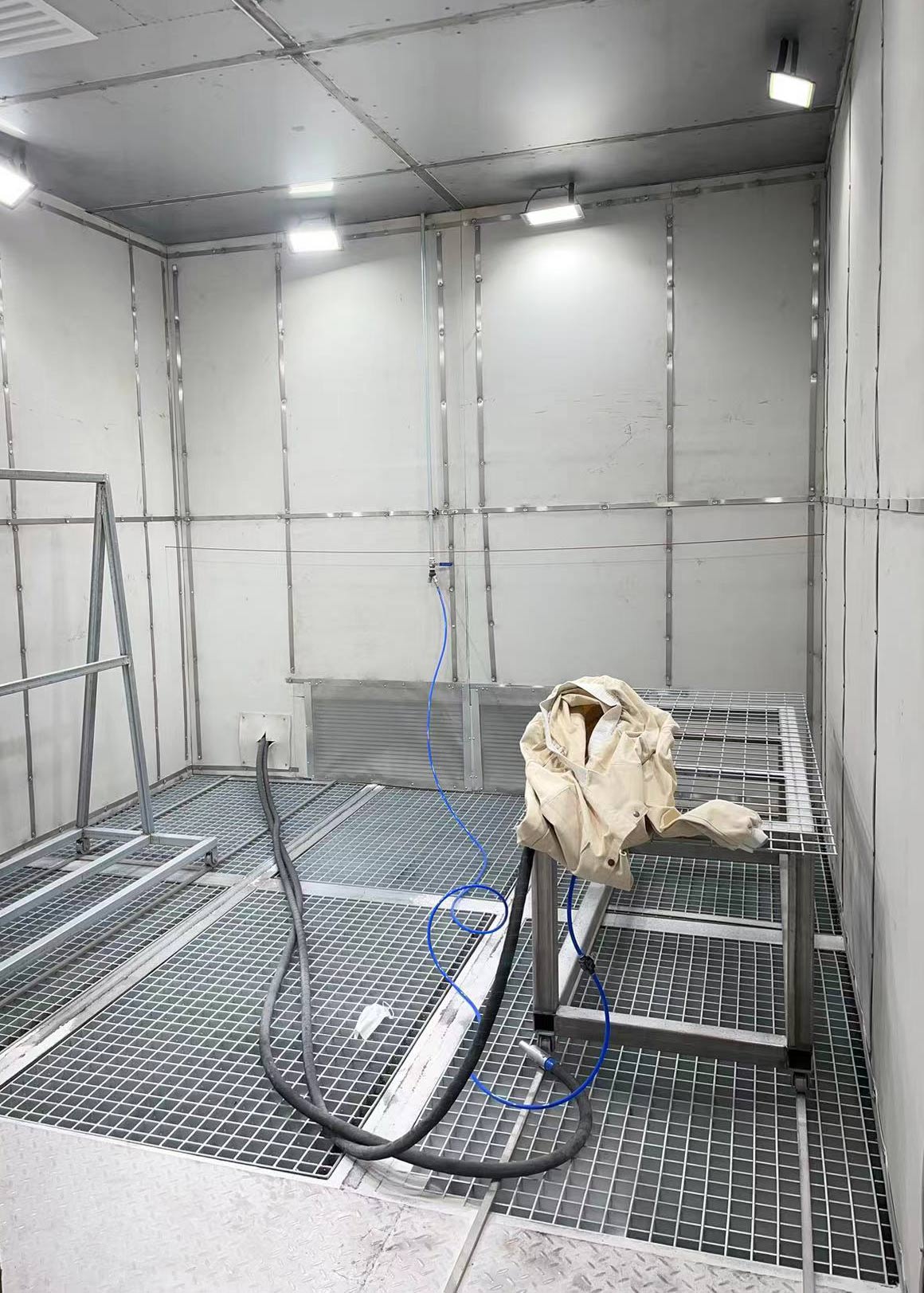 深圳百超機(jī)械噴砂房設(shè)備實(shí)拍圖 深圳百超機(jī)械噴砂房設(shè)備實(shí)拍圖